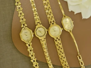 Vintage small dial 2024 New Women's Watch Luxury Elegant Style Inlaid Diamonds Fashionable Bracelet