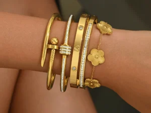 Europe And The United States Hot Stainless Steel Four-leaf Clover Lucky Bracelet Fashion Women's Nail Bracelet Gold Bangles