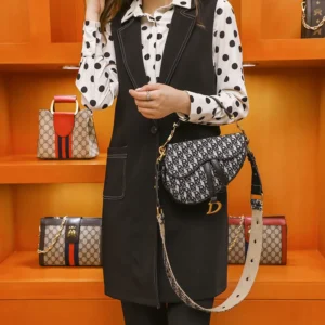 Fashion Europe and the United States and the United States Studded Shoulder Crossbody Bag Embroidery Semi-circle Saddle Handbag