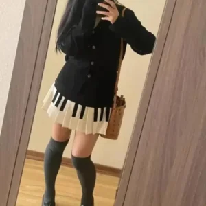 Spring black and white spliced women's short skirt with sweet and spicy style pleated skirt and waist cinching skirt