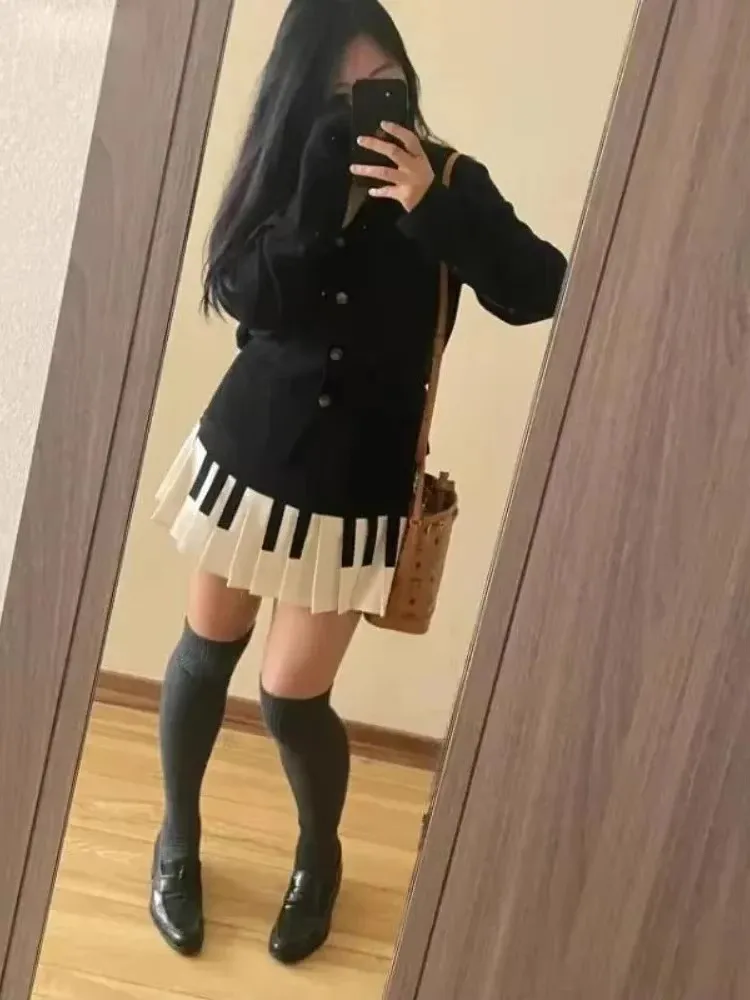 Spring black and white spliced women's short skirt with sweet and spicy style pleated skirt and waist cinching skirt