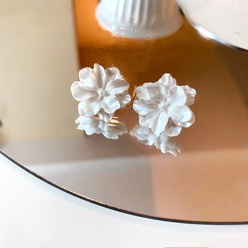 Acrylic White Camellia Flowers Stud Earrings for Women Fashion Temperament Fairycore Earring Party Wedding Jewelry Wholesale - Image 4